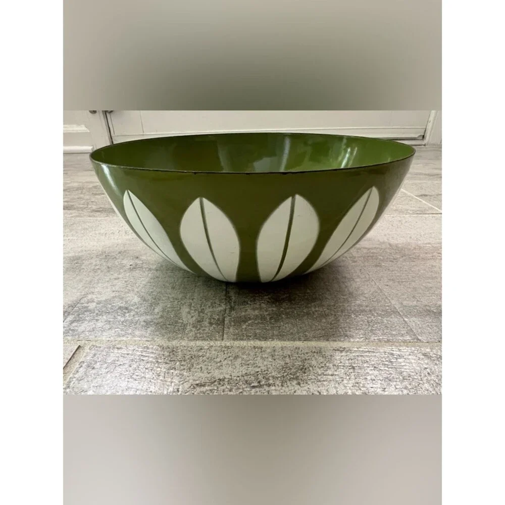 Catherineholm Set of 4 Mid Century Modern Avocado Green White Lotus Enamel Bowls